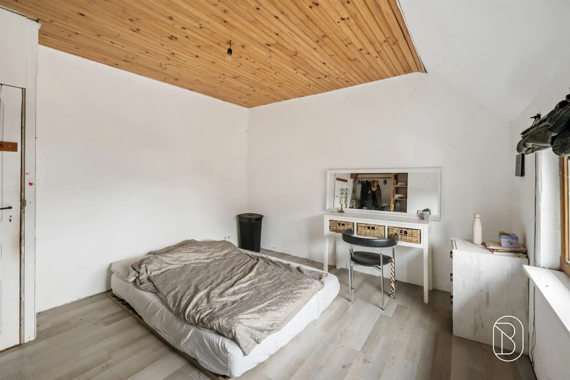 Grote woning met koer en 5 slk.  foto 12