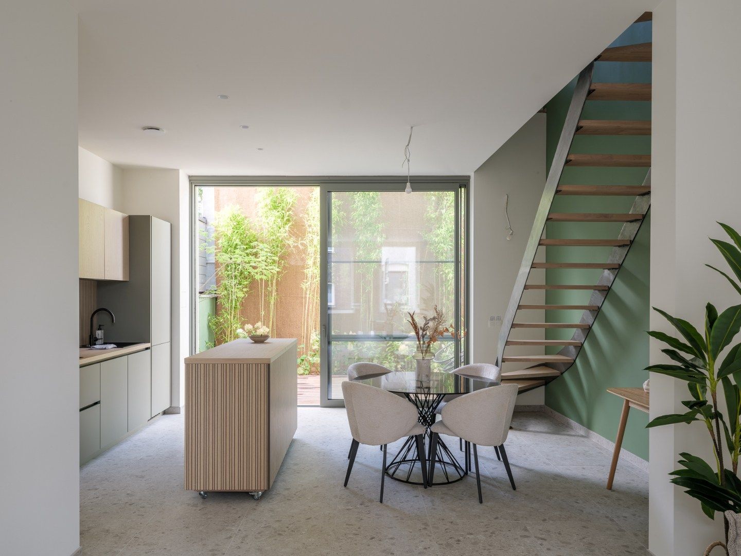 Luxueus gerenoveerde rijwoning met stijlvolle groene patio in Gentbrugge foto {{pictureIndex}}