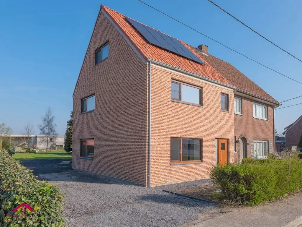 Instapklare gezinswoning, volledig gerenoveerd foto 2