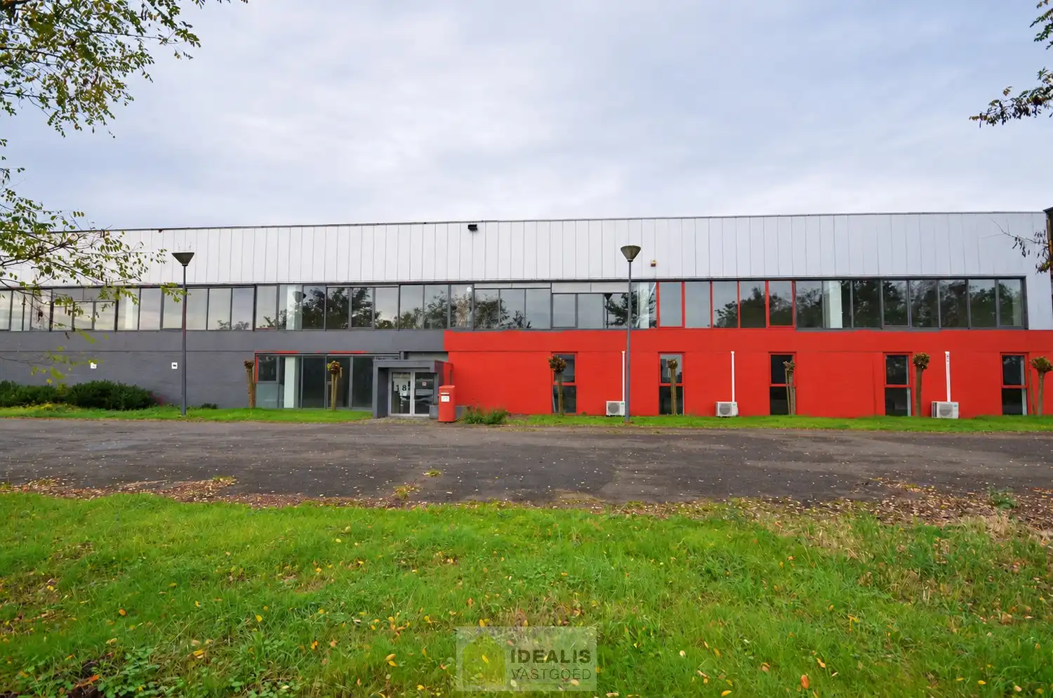 IDEALIS VASTGOED - UITZONDERLIJK RUIME NOG AF TE WERKEN KANTOORRUIMTE VAN MAAR LIEFST 408 M² OP STRATEGISCHE LOCATIE IN INDUSTRIEZONE LANKLAAR MET ZEER RUIME PARKEERGELEGENHEID! – Deze kantoorruimte omvat de volledige eerste verdieping van een bedrijfsgebouw en wordt aangeboden in casco staat, waarbij de toekomstige huurder de mogelijkheid heeft om de ruimtes volledig naar eigen wens en behoeften af te werken en in te delen. Verfraaiingswerken aan de gevel en het plaatsen van nieuwe glaspartijen zijn nog door en voor rekening van de verhuurder. Het pand geniet bovendien een uitstekende bereikbaarheid dankzij de nabijheid van de N75 en de autosnelweg E314, alsook van zeer ruime parkeergelegenheid! foto 4