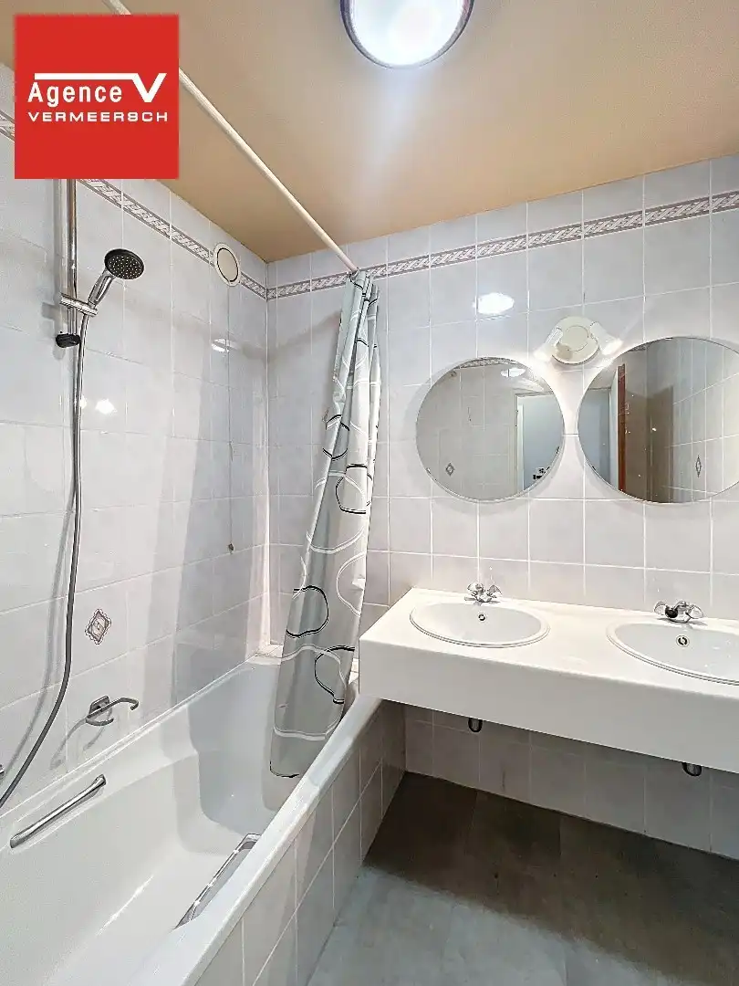 Klassevol gelegen gelijkvloers appartement te Mariakerke met terras.  foto 13