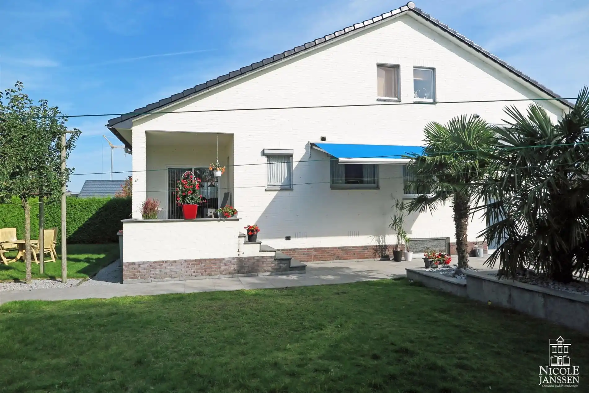 Praktisch split-level huis met mooi aangelegde tuin, zwembad en inpandige garage foto 3