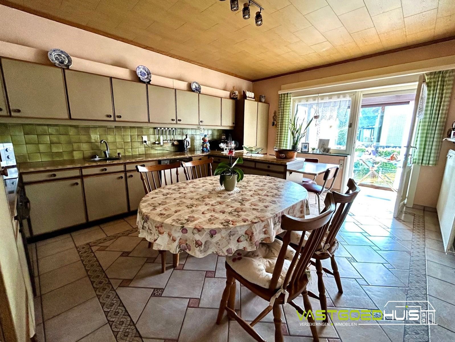 Karaktervolle, te renoveren villa met tuin foto 8