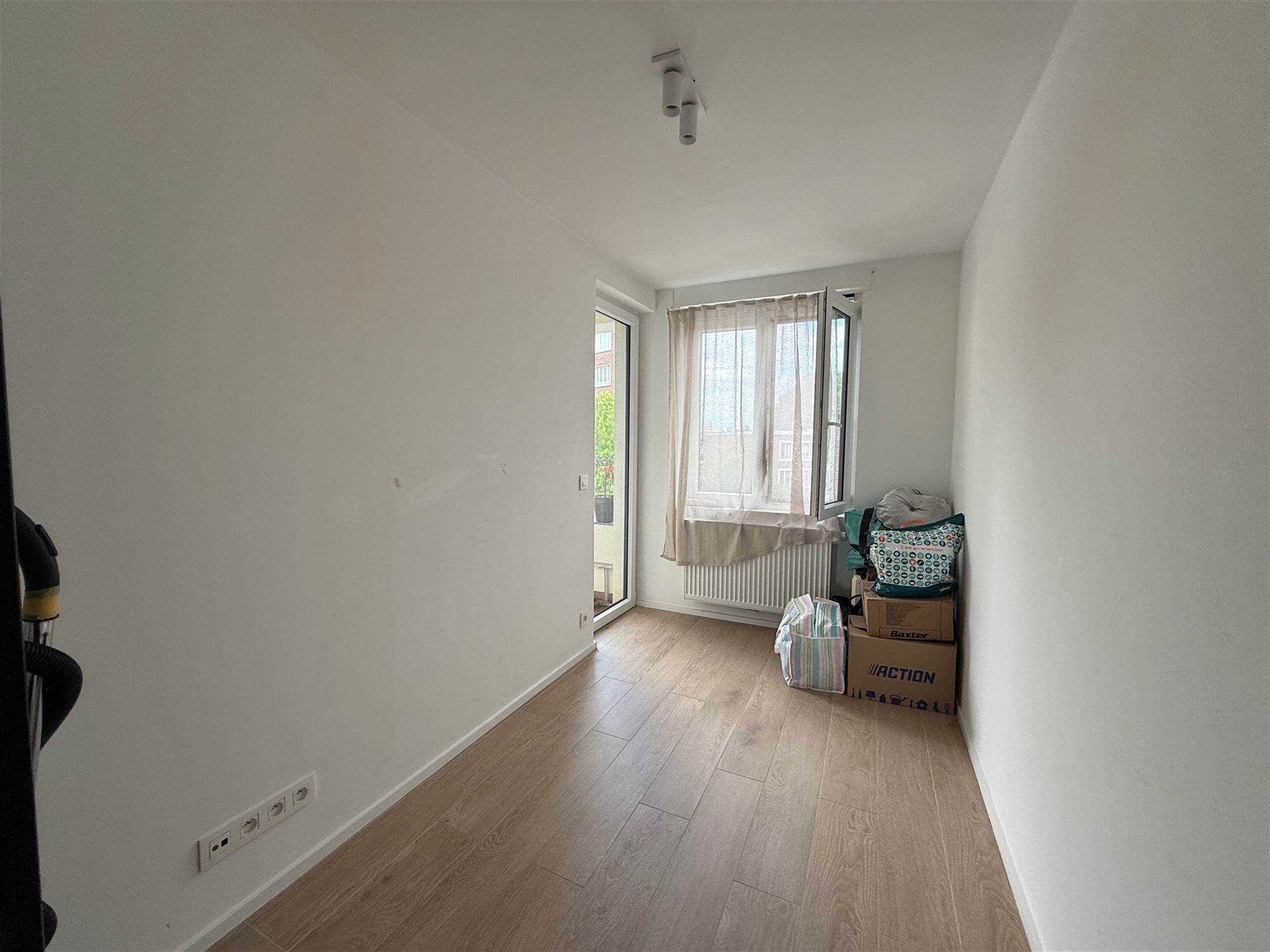 Gerenoveerd 2 slaapkamer appartement met terras foto 8