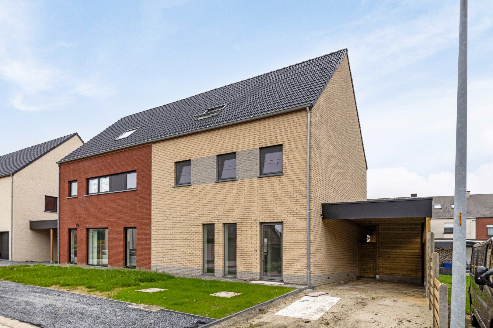 Ruime energiezuinige nieuwbouwwoning met 4 slpks en carport op fietsafstand van het centrum!  foto {{pictureIndex}}