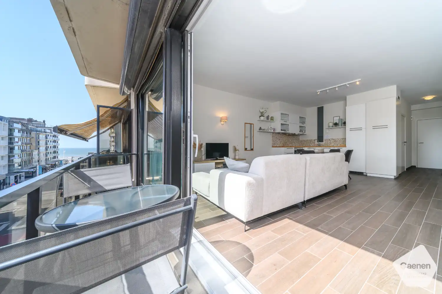 Prachtig gerenoveerde studio met slaapkamer en zijdelings zeezicht foto 7