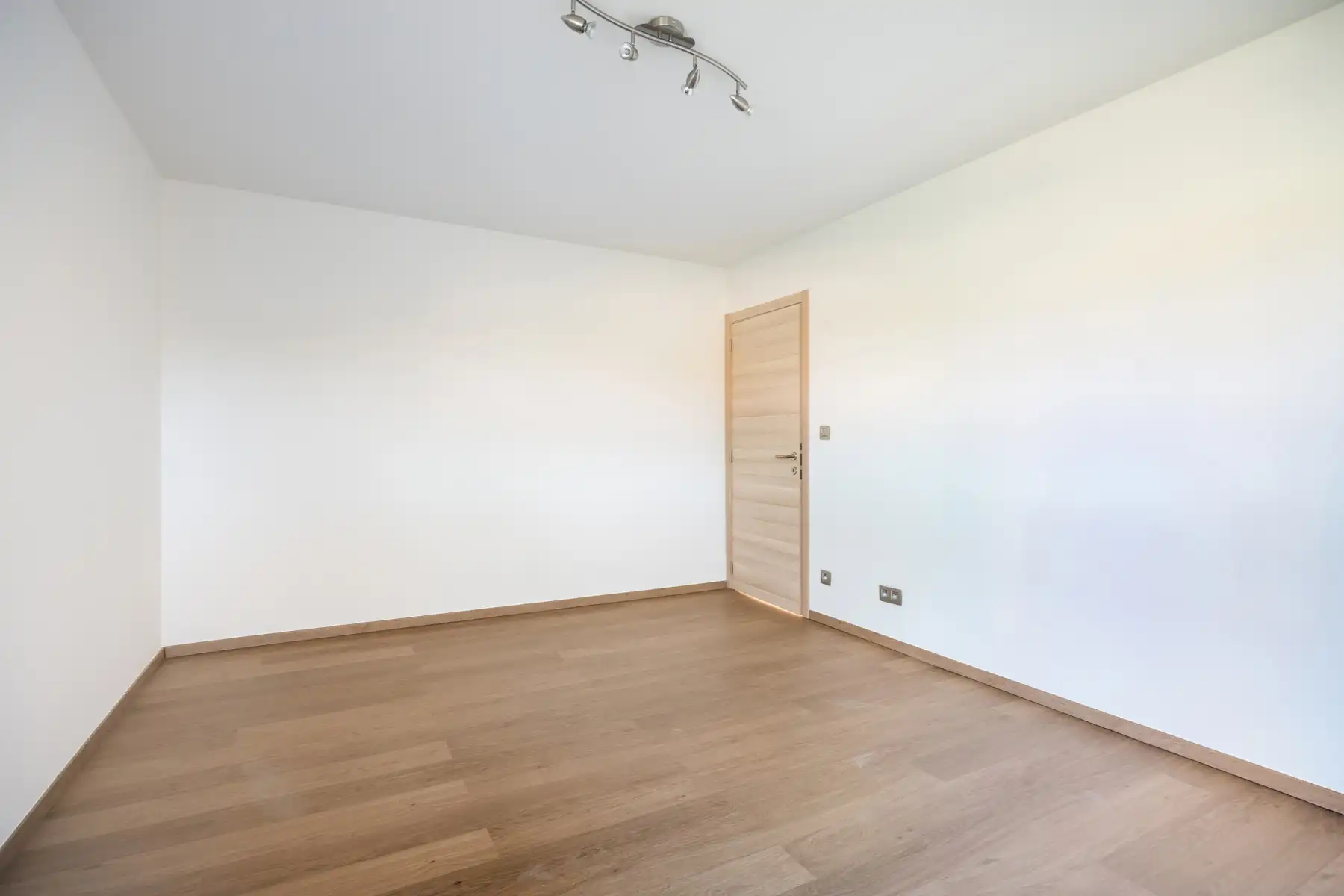 Luxueuze woning met 4/5 slpk. op 11a90ca in Neeroeteren.  foto 32