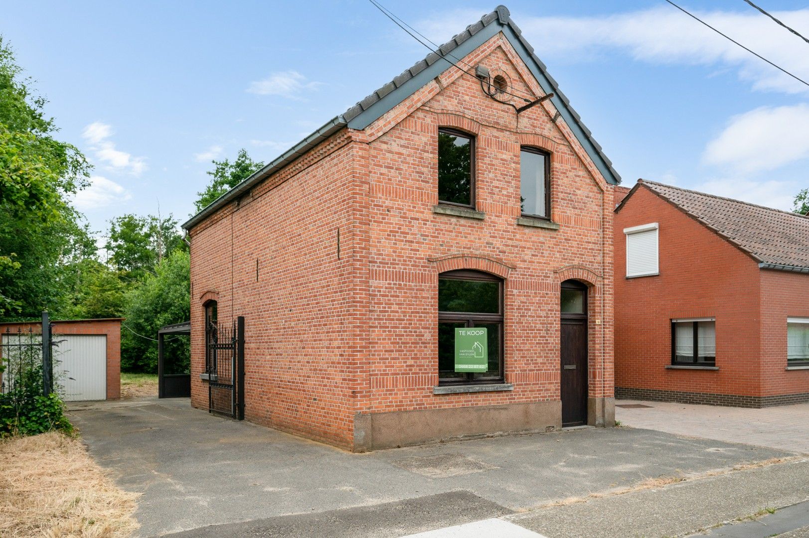 Te renoveren woning met tuin en garage in Wolfsdonk! foto 2