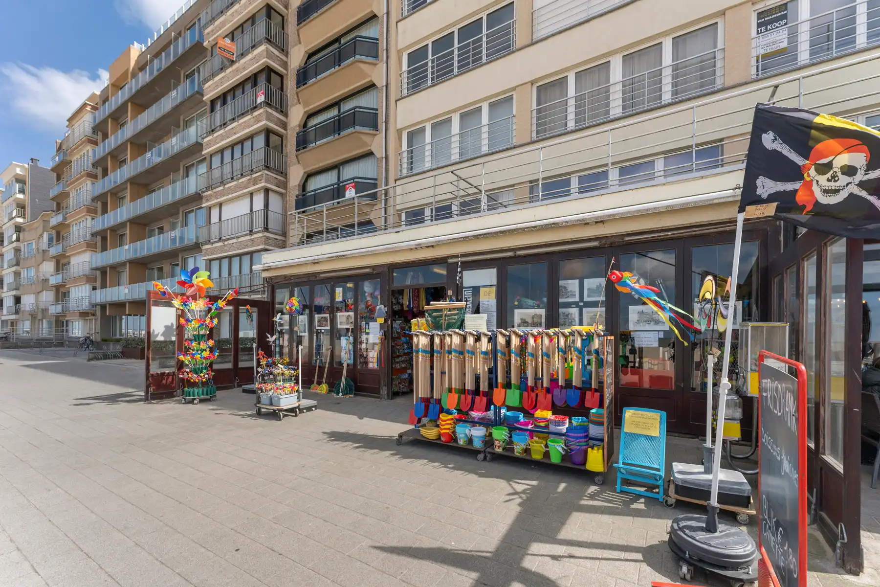 Dé strandwinkel van Sint-Idesbald staat te koop! foto {{pictureIndex}}
