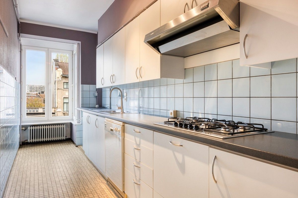 Goed onderhouden tweeslaapkamer appartement nabij station Gent-Sint-Pieters foto 4