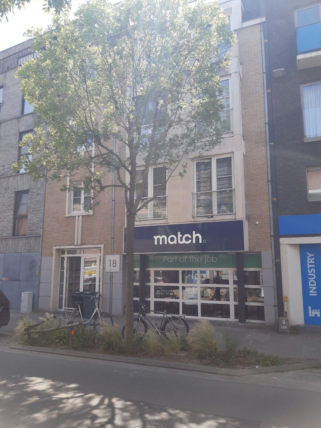 Uitstekend gelegen commercieel pand met parkeermogelijkheden ! foto 2