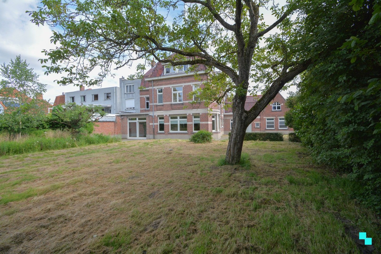 Prachtige eclectische burgerwoning in hartje Izegem foto 2