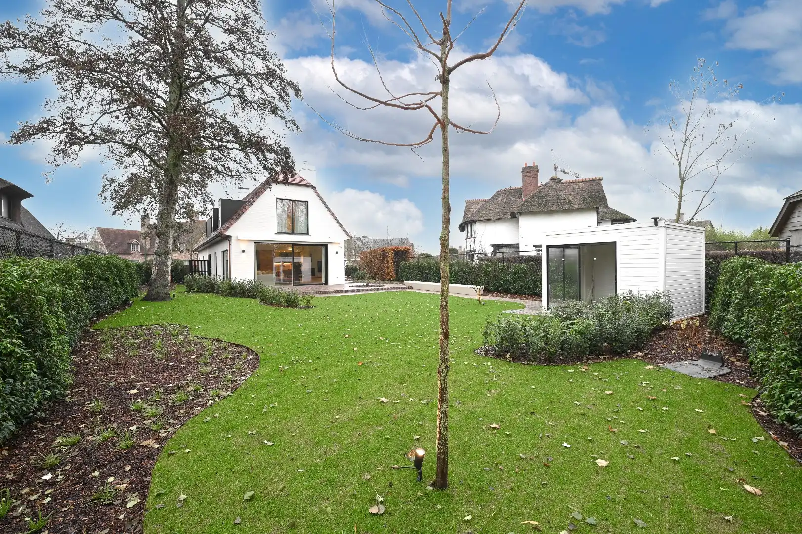 Ruime en elegante alleenstaande villa met luxe afwerking en zonnige tuin foto 11