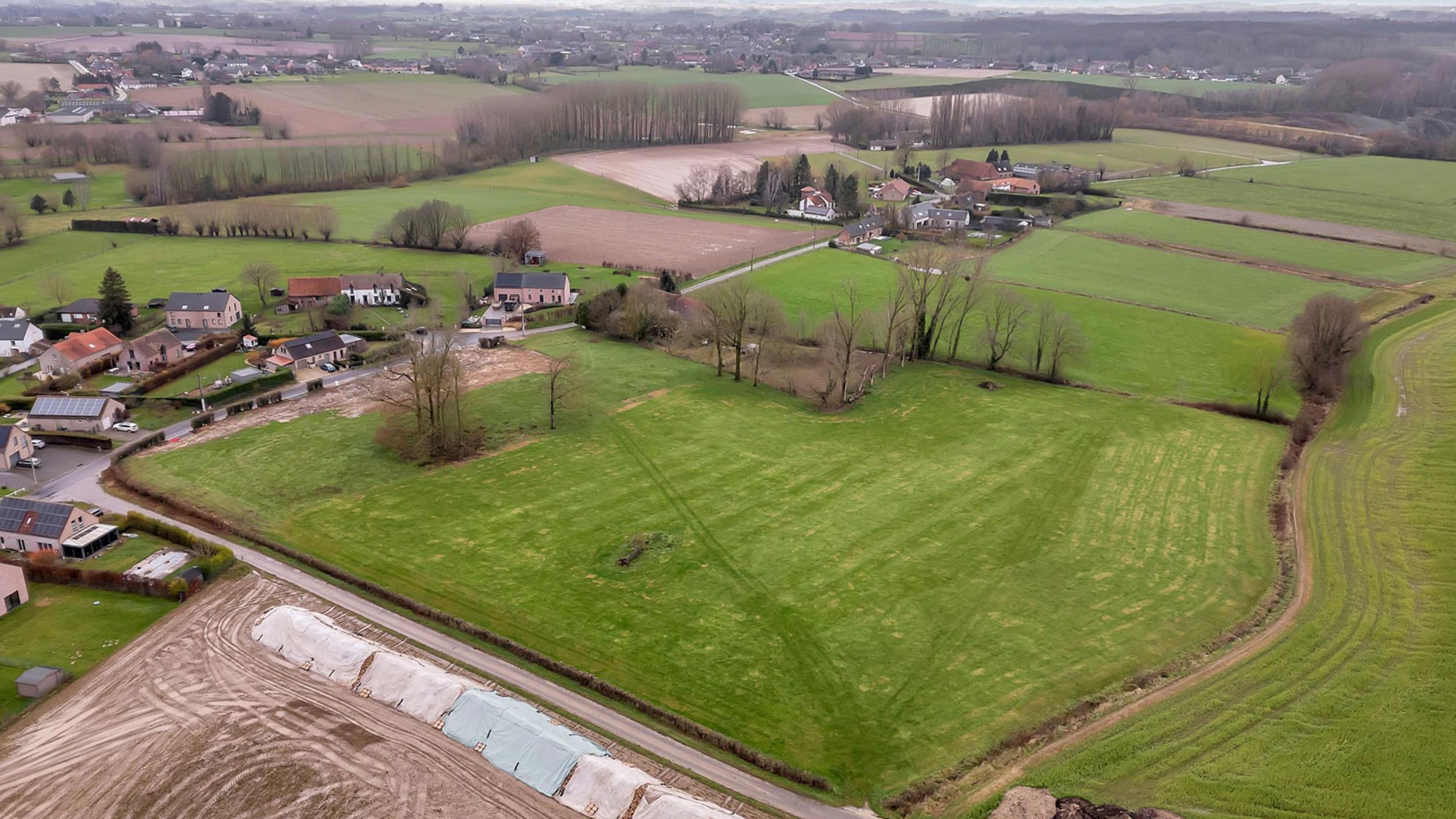 Bouwgrond met weiland op een oppervlakte van 1HA 90ARE foto 4