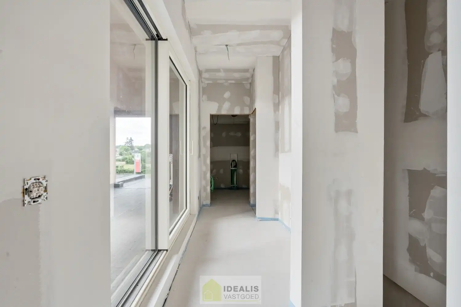 IDEALIS VASTGOED - PRACHTIGE CASCO+ PENTHOUSE MET EEN HEERLIJK LICHTRIJKE WOONKAMER MET OPEN KEUKEN EN AANSLUITEND ZEER RUIM TERRAS, 2 SLAAPKAMERS, BADKAMER, BERGPLAATS EN KELDERBERGING OP EEN GEGEERDE LOCATIE IN HET CENTRUM VAN PEER! Een aangename penthouse met een netto bewoonbare oppervlakte van +-102m² met veel lichtinval en grote glaspartijen en een ruim terras van maar liefst +- 22m², met apart kelderberging en fietsenstalling op een gegeerde locatie! Deze casco+ penthouse biedt op de 2de  verdieping een heerlijk ruime woonkamer met open keuken, een ruime inkom, een toilet, een bergplaats en toegang tot het ruim terras. Op de 3de  verdieping beschikt het penthouse over 2 slaapkamers en een badkamer. Een penthouse met vele troeven dus, nl. casco+ en nog volledig naar eigen smaak af te werken, een fijne locatie, veel lichtinval en ruime glaspartijen, zeer ruime leefruimte met open keuken, 2 slaapkamers, laag energieverbruik,… foto 10