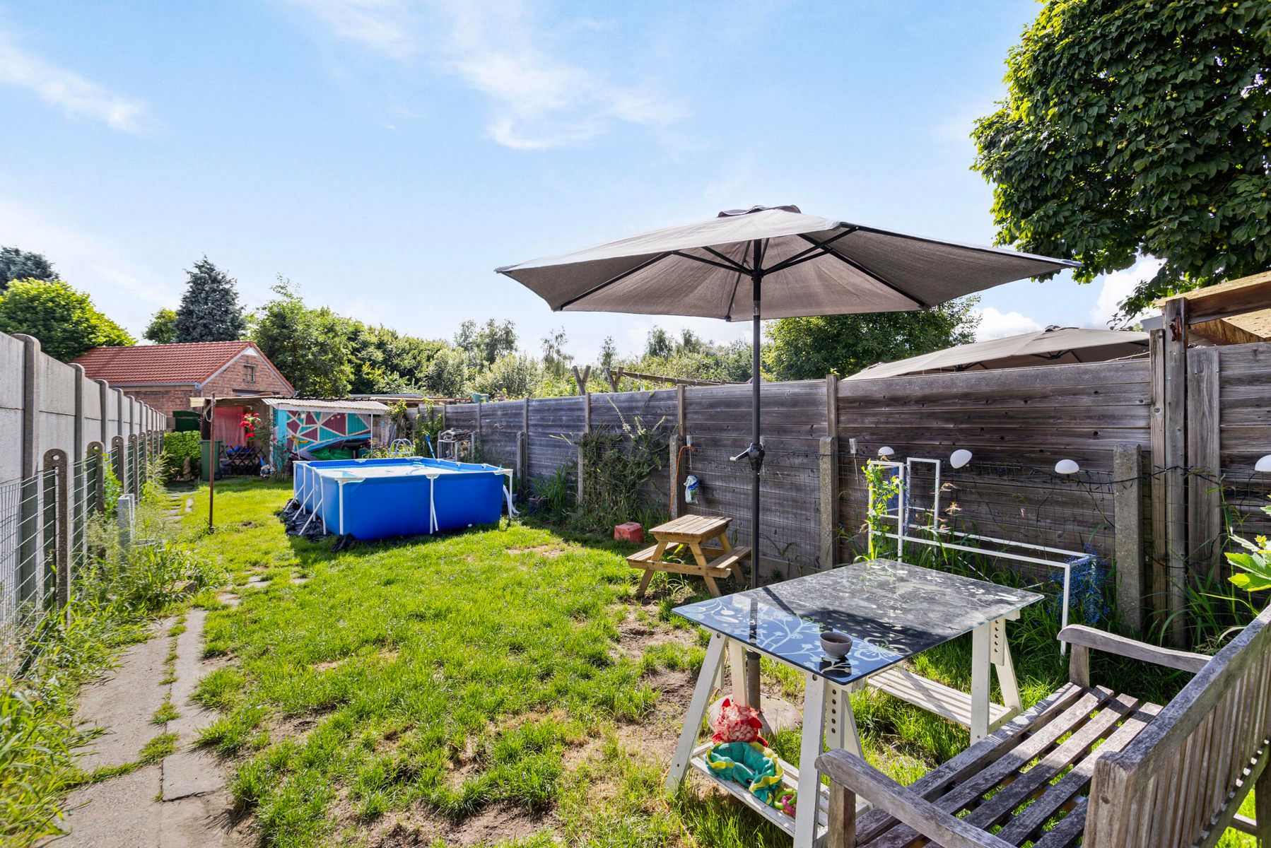 Hoofdfoto van de publicatie: Te renoveren woning met tuin en garage!