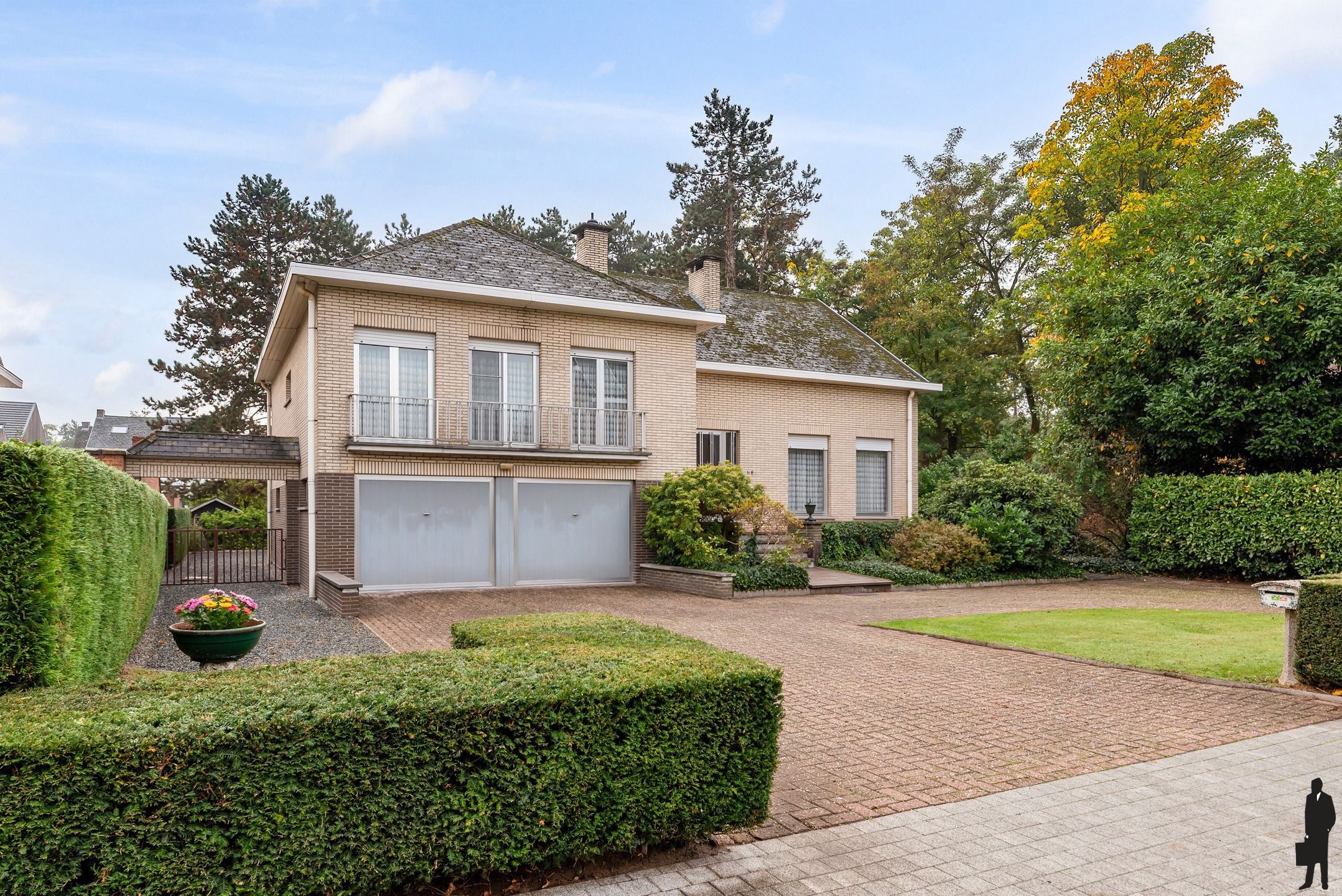 Ruime en rustig gelegen villa (341 m²) met 5 slk op een mooi perceel van 942 m². foto 3