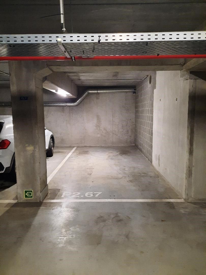 Staanplaats in afgesloten, ondergrondse parkeerkelder foto 2