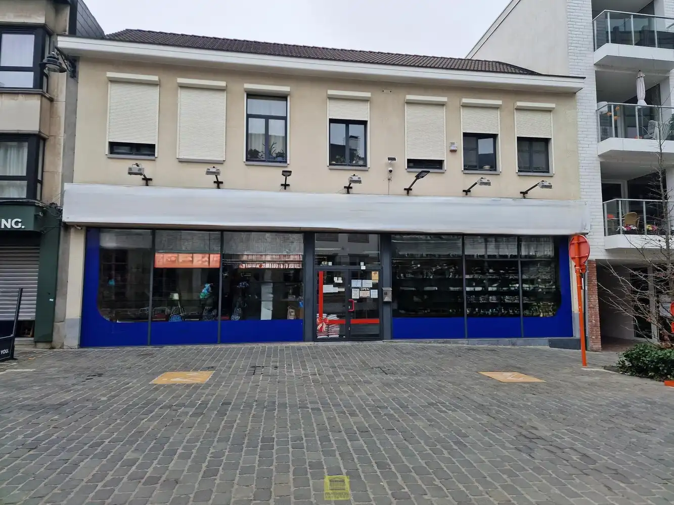 Uitzonderlijk ruim handelspand met woonst in Aalst – ideaal voor grootschalige retail foto {{pictureIndex}}