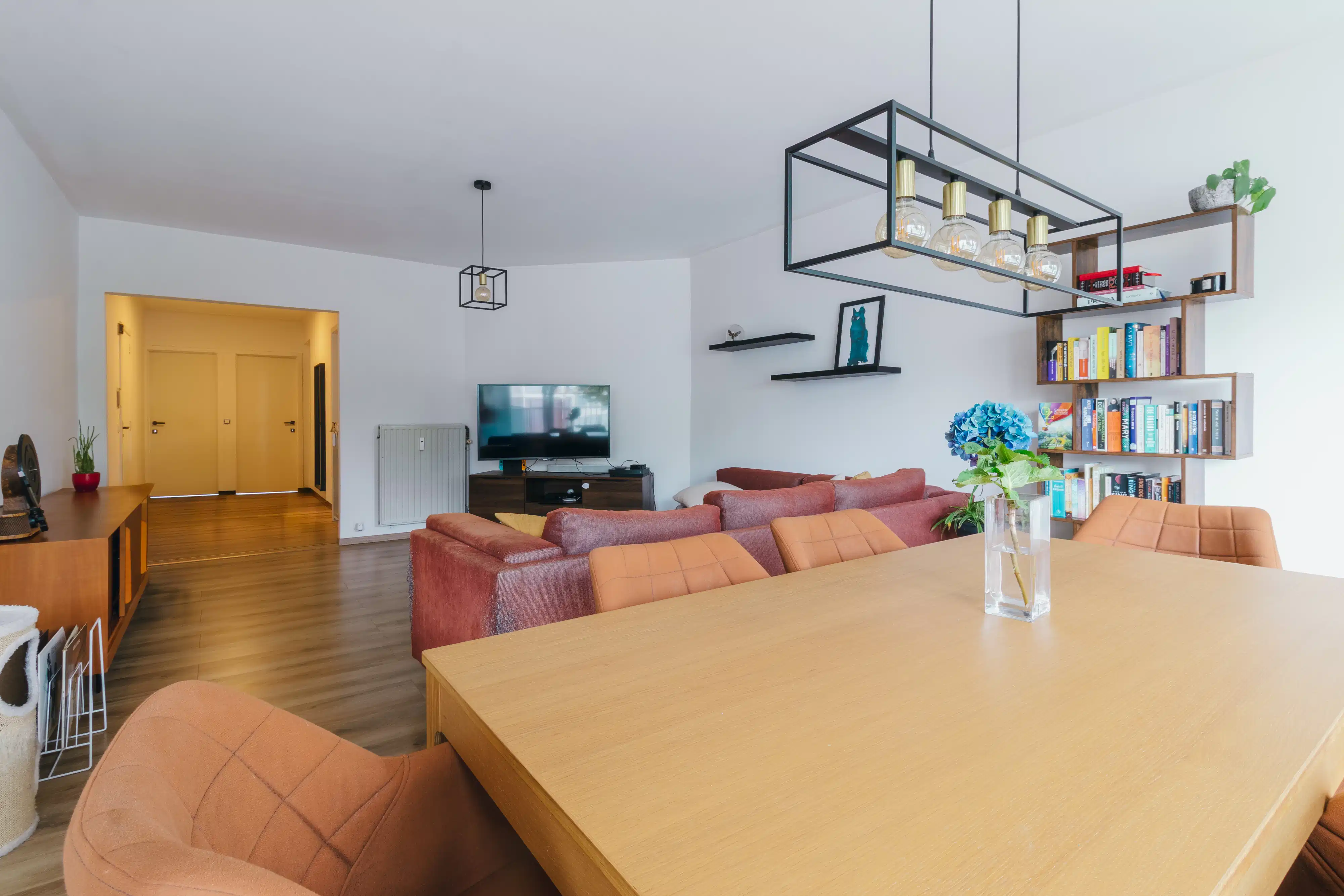 Instapklaar, lichtrijk appartement met terras en staanplaats foto 2