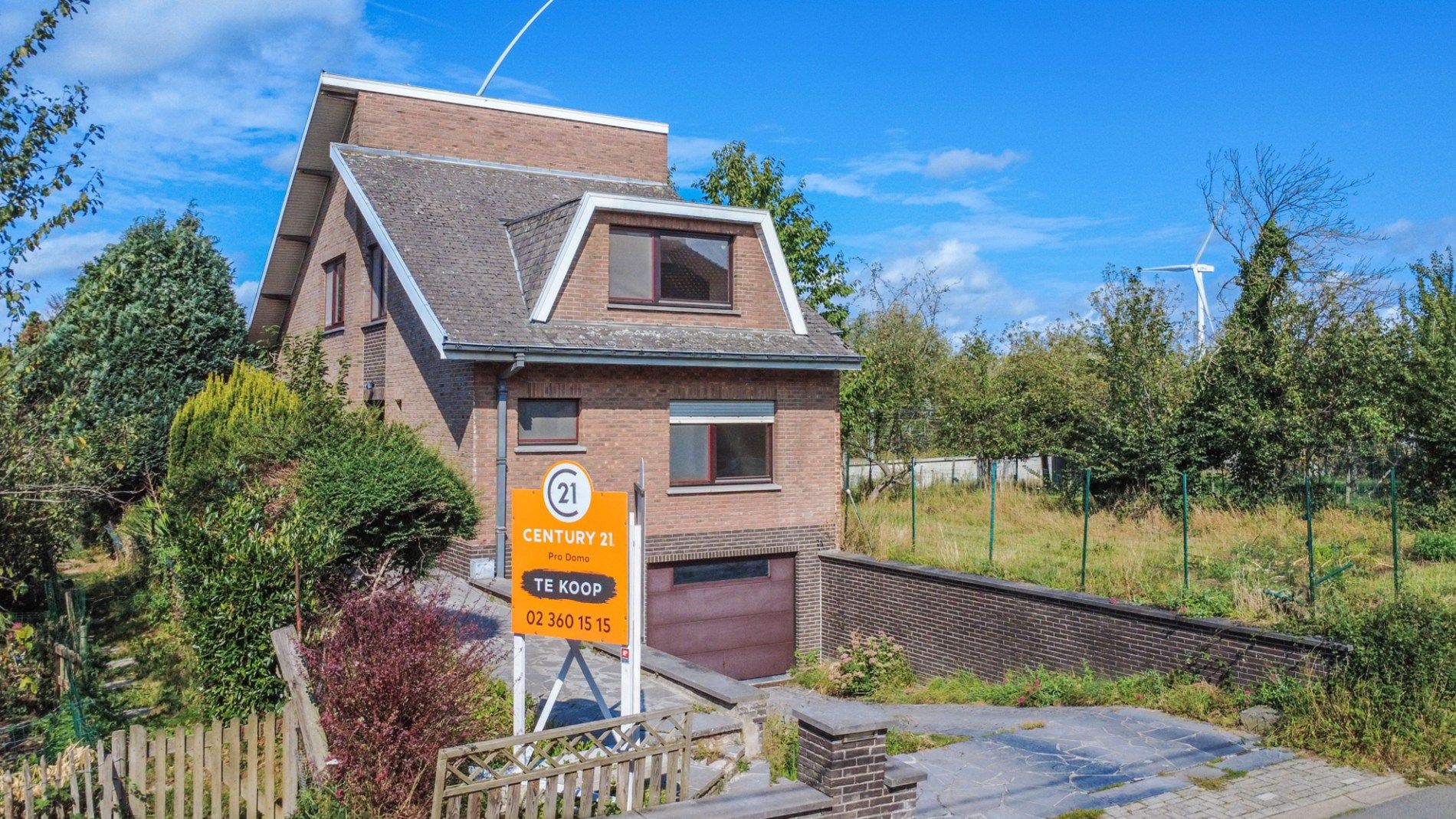 Hoofdfoto van de publicatie: 4-GEVEL WONING MET 4 SLAAPKAMERS + 2 BADKAMERS !