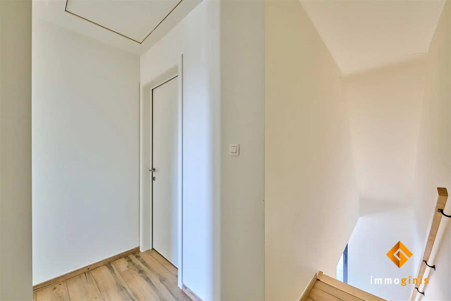 Ruim duplexappartement met 2 slaapkamers, groot terras, kelderberging en carport. foto 5