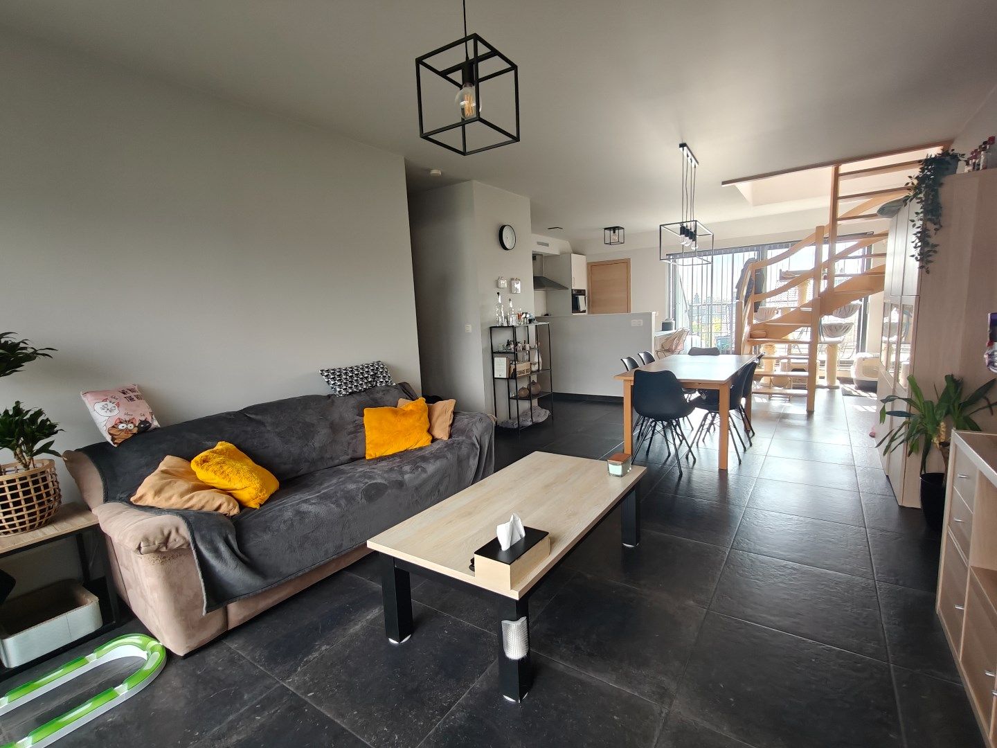 Ruim en modern duplex-appartement met twee terrassen en autostaanplaatsen in Lokeren foto 3