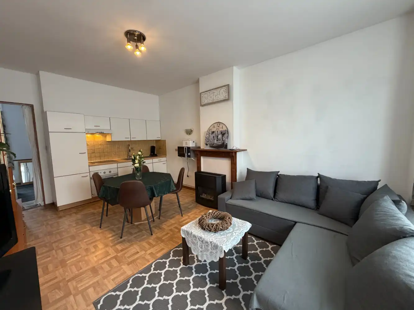 Gemeubeld appartement met één slaapkamer in een gebouw zonder lift. foto {{pictureIndex}}