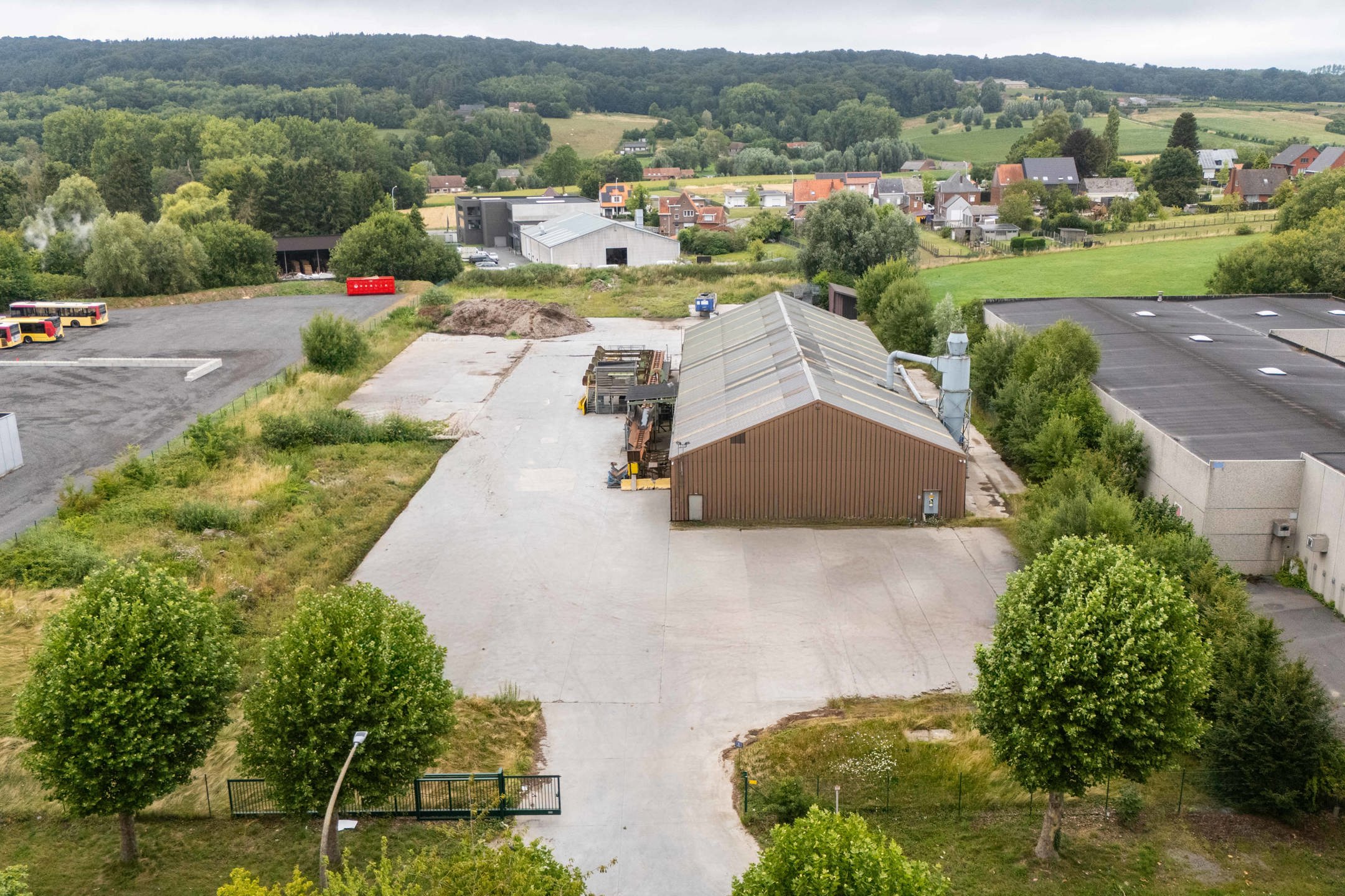 Industriegebouw met ruime industriegrond te koop in Ronse foto 2