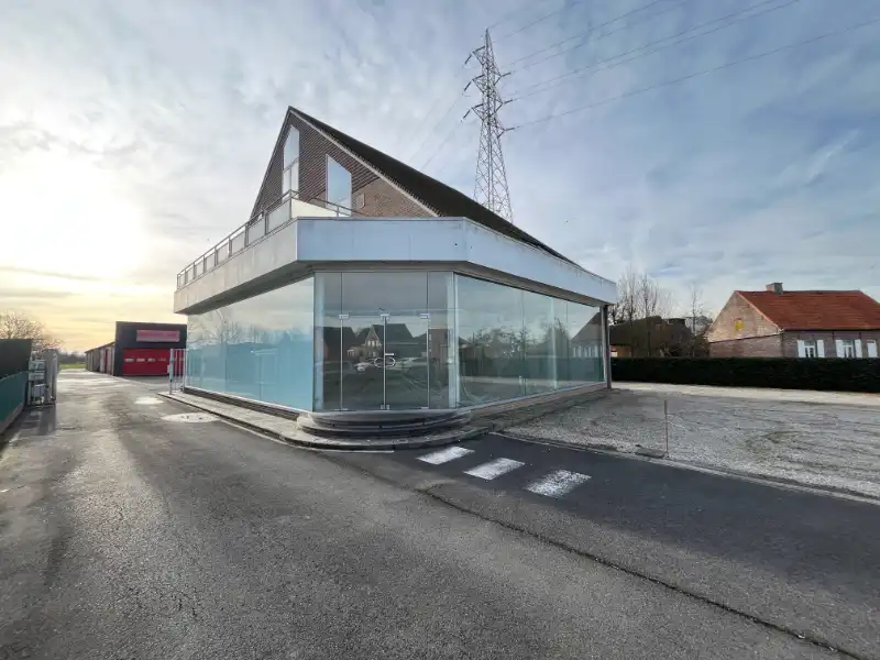 Showroom met woonst te koop foto {{pictureIndex}}