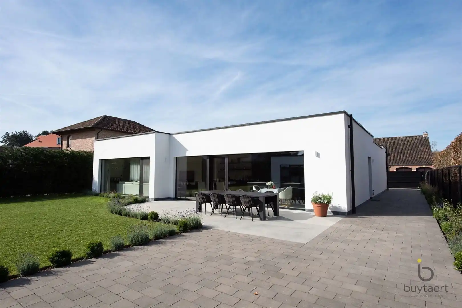 Knappe GELIJKVLOERSE villa + bijgebouw te Halle! foto 2