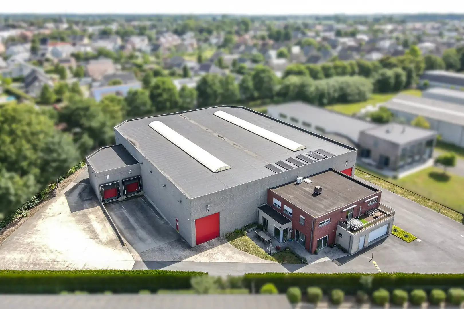 Bedrijfswoning met ruime loods van ca. 1.530 m² in de ambachtelijke zone van Eernegem foto 2