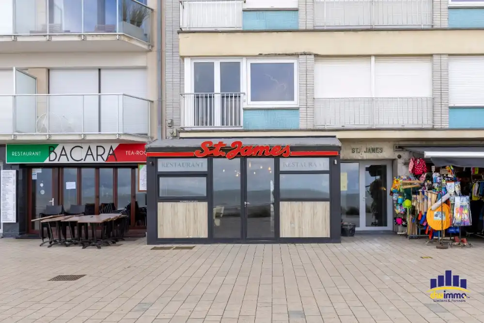 Commercieel gelegen handelspand te koop met zonneterras op de Zeedijk van Westende foto {{pictureIndex}}