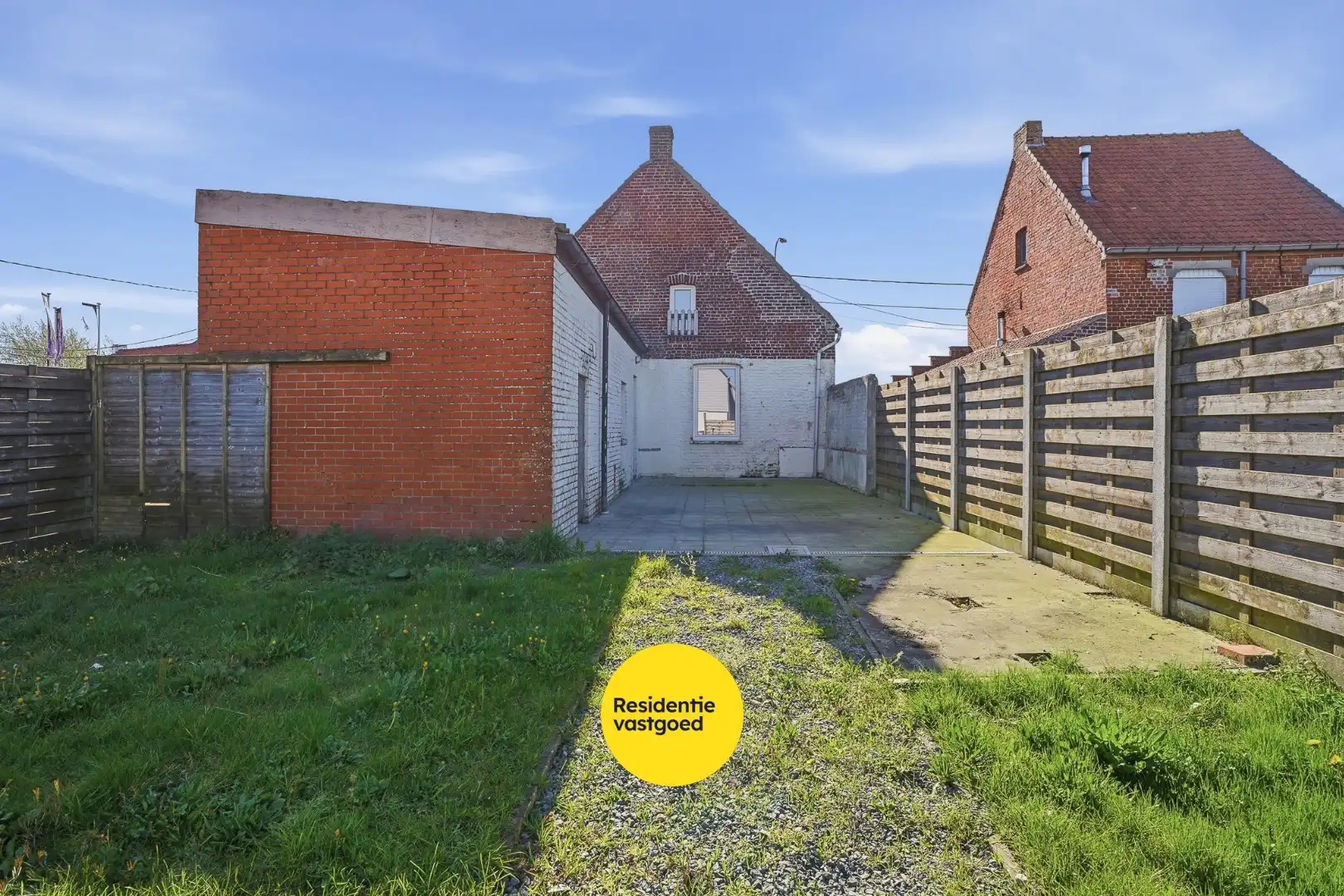 Te renoveren hoekwoning met 3 slaapkamers, tuin en centrale ligging in Ichtegem foto 2