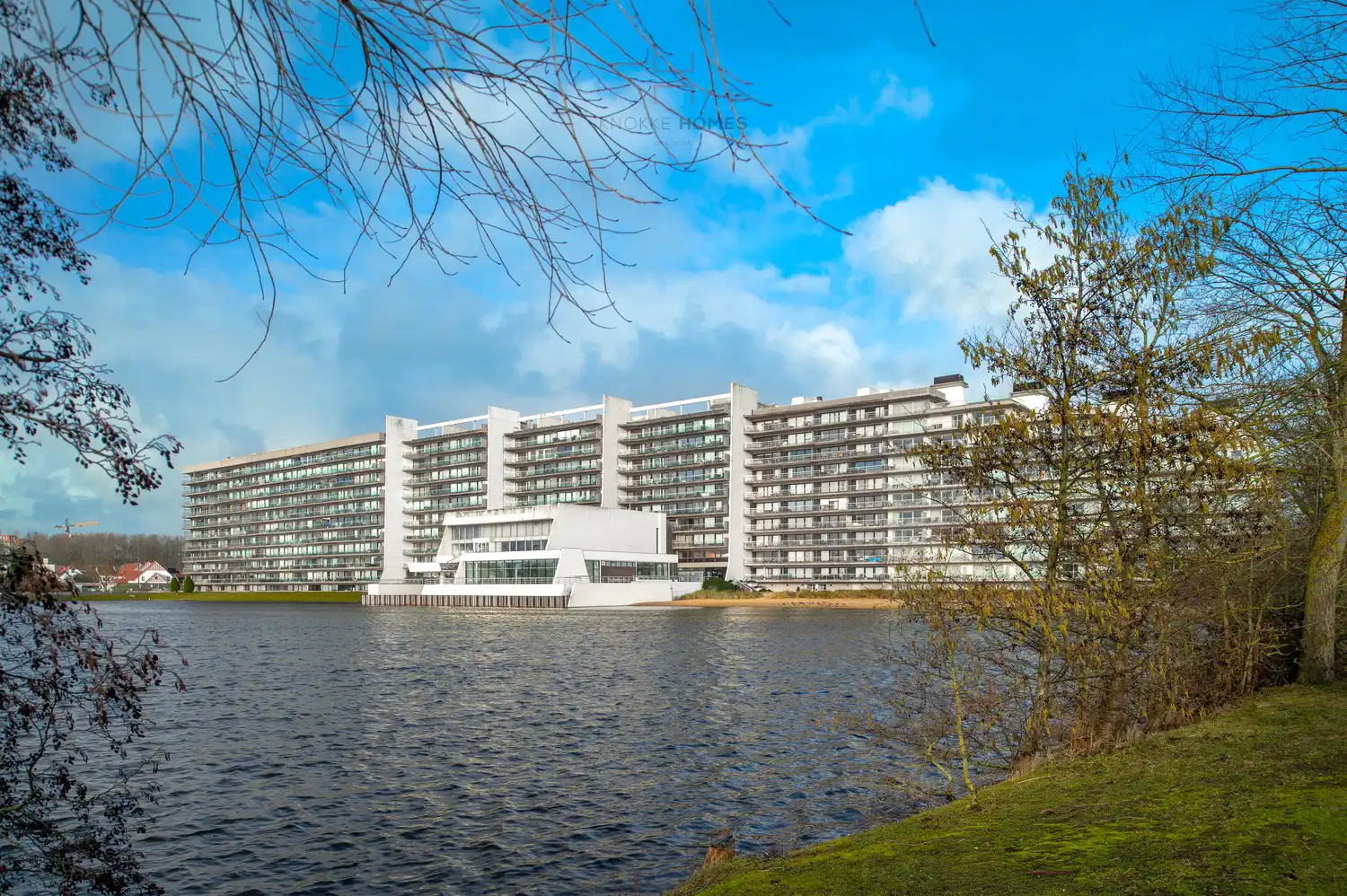 Instapklaar vernieuwd vakantie-appartement met Zuidgericht terras en open zicht in Duinbergen foto 2