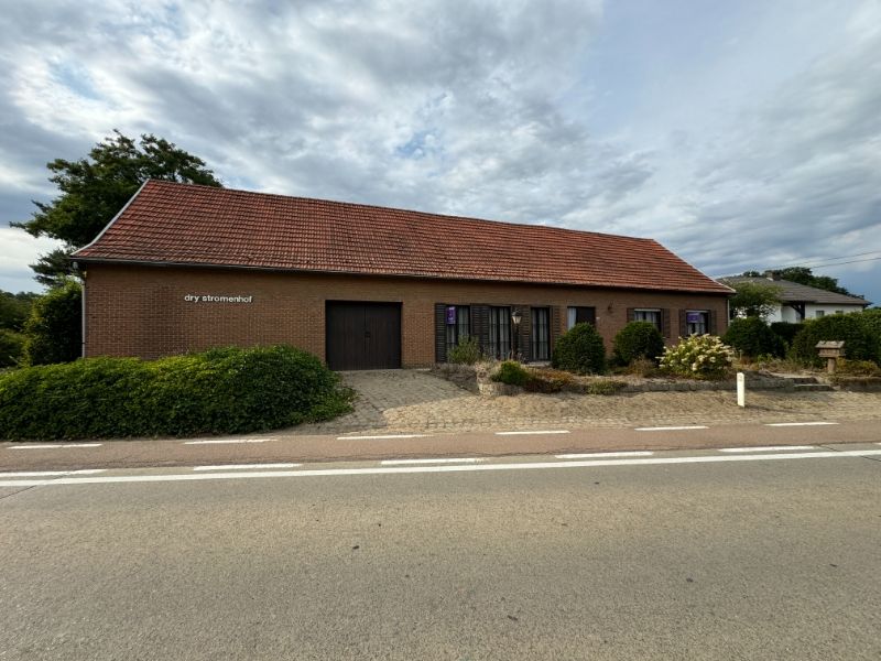 Hoofdfoto van de publicatie: Ruime langgevelhoeve op 29a13 met veel potentieel!