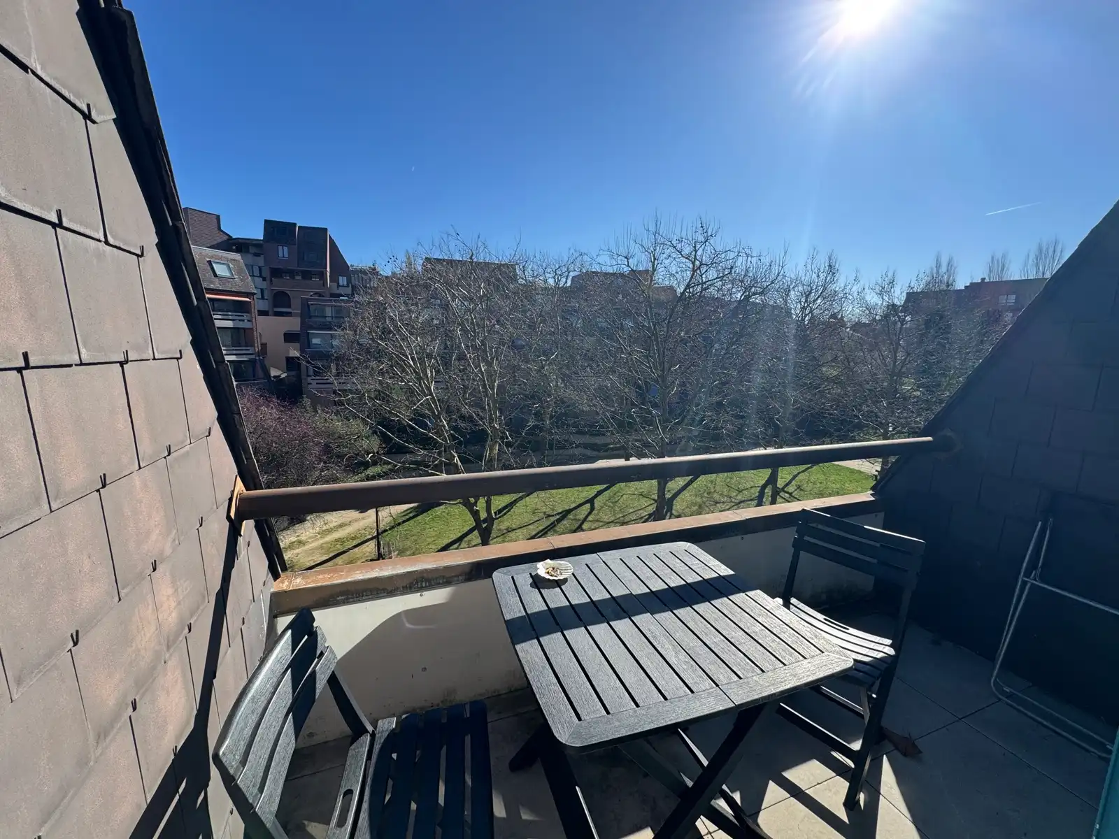 Lichtrijke studio met terras en parking in "Les Venelles" foto 9