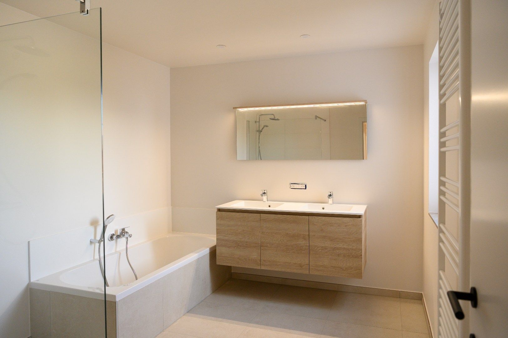 INSTAPKLARE NIEUWBOUWWONING MET 3 SLPKS | GARAGE EN TUIN foto 8