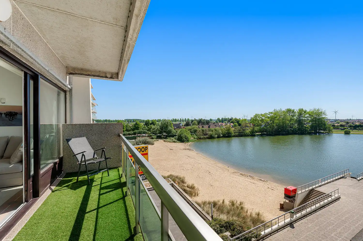 Instapklare studio met zonnig terras en open zichten foto 7