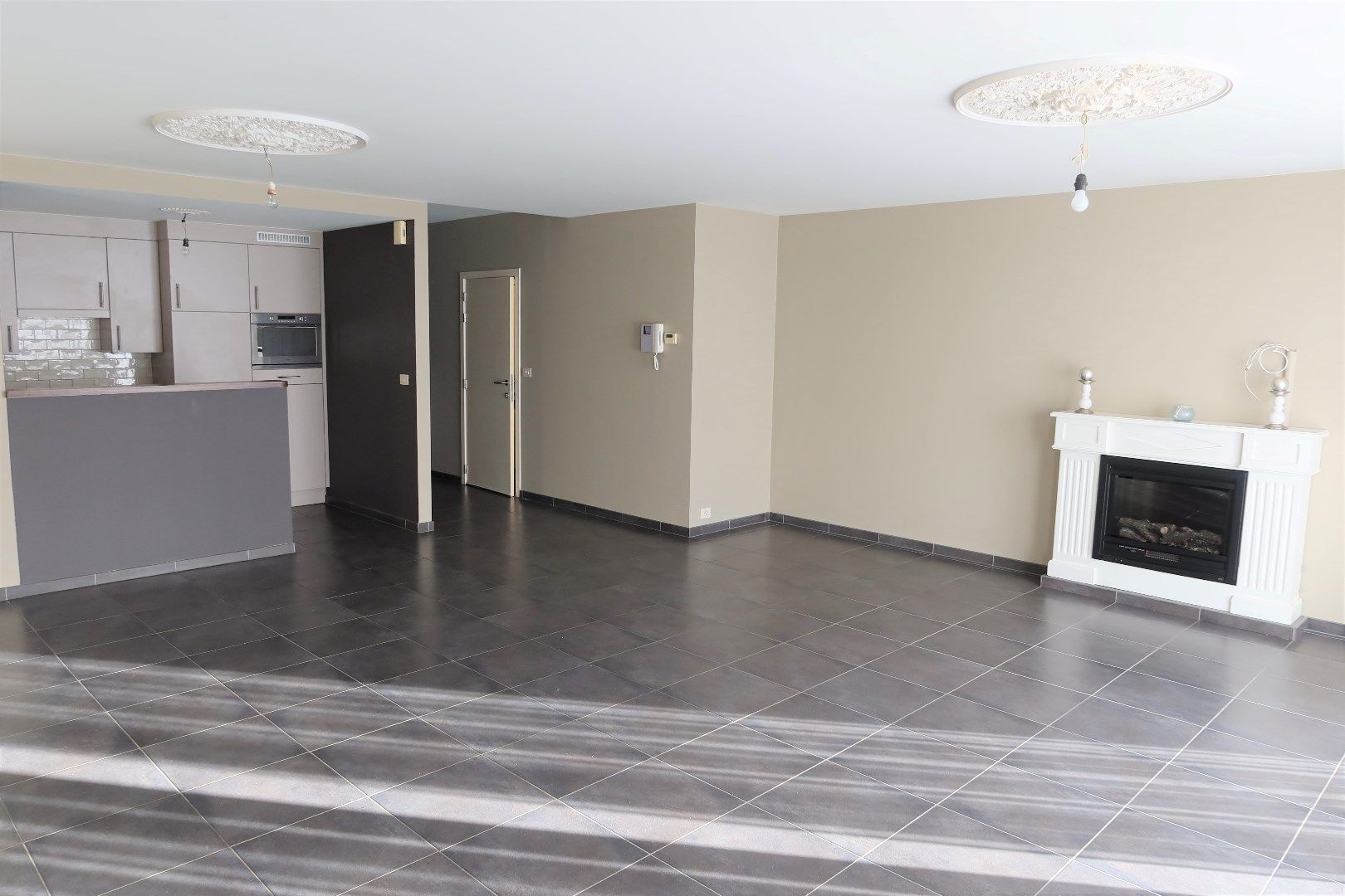 Gelijkvloers app met 2 slk, tuin en garage foto 3