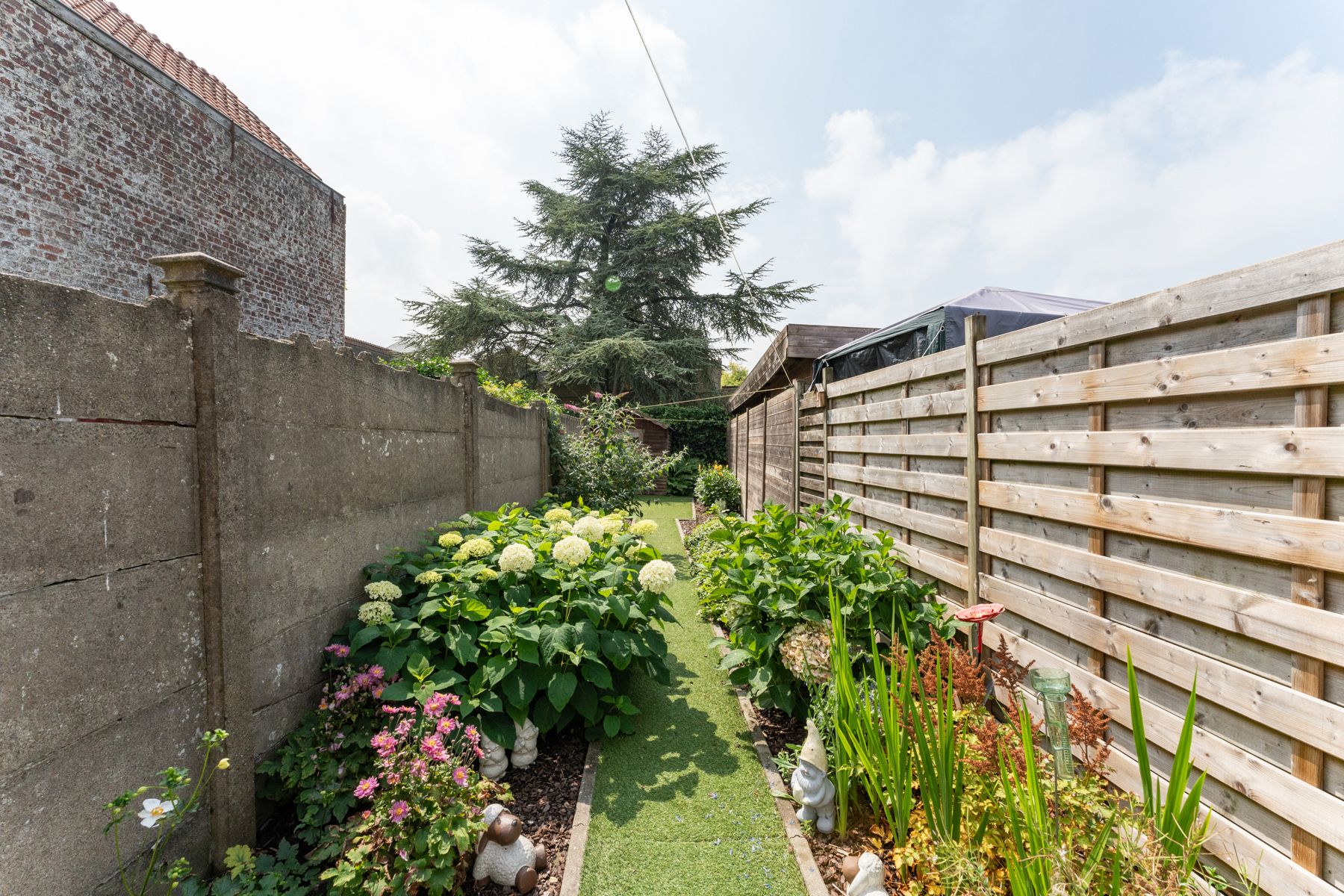 Gezellige, deels reeds gerenoveerde, centrale rijwoning met 2 slpks (3 mogelijk) en tuintje, voor eigen bewoning of  als  investering foto 14