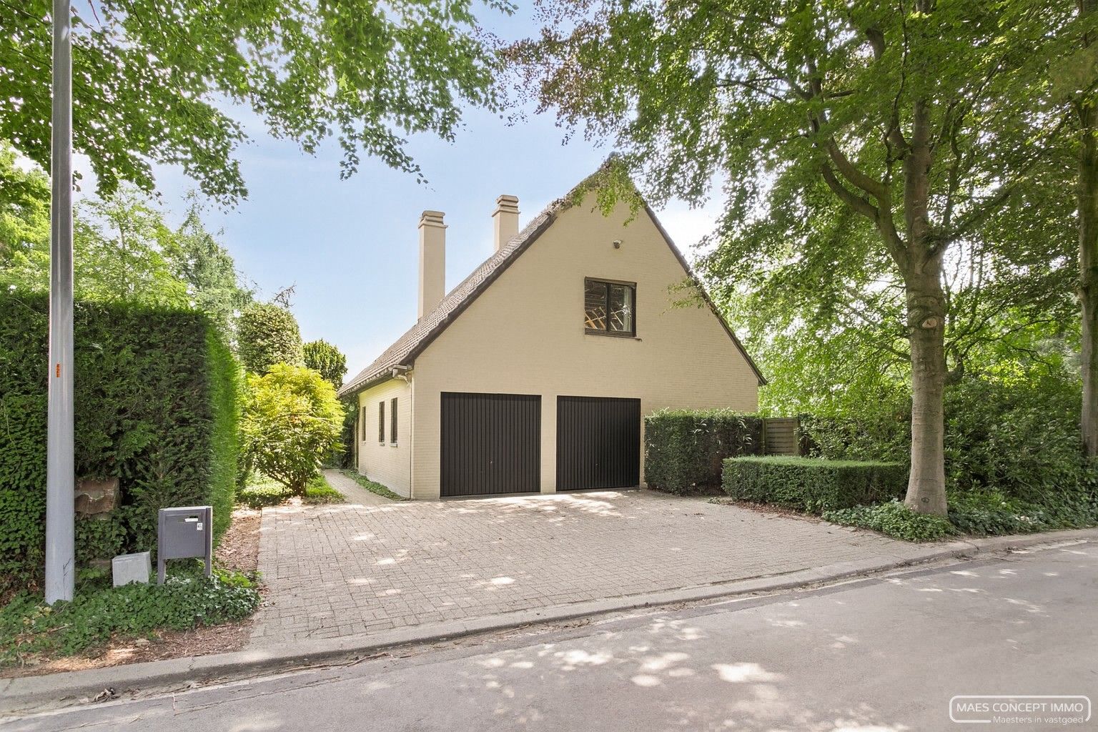 Hoofdfoto van de publicatie: Ruime villa te koop in rustige wijk te Wielsbeke