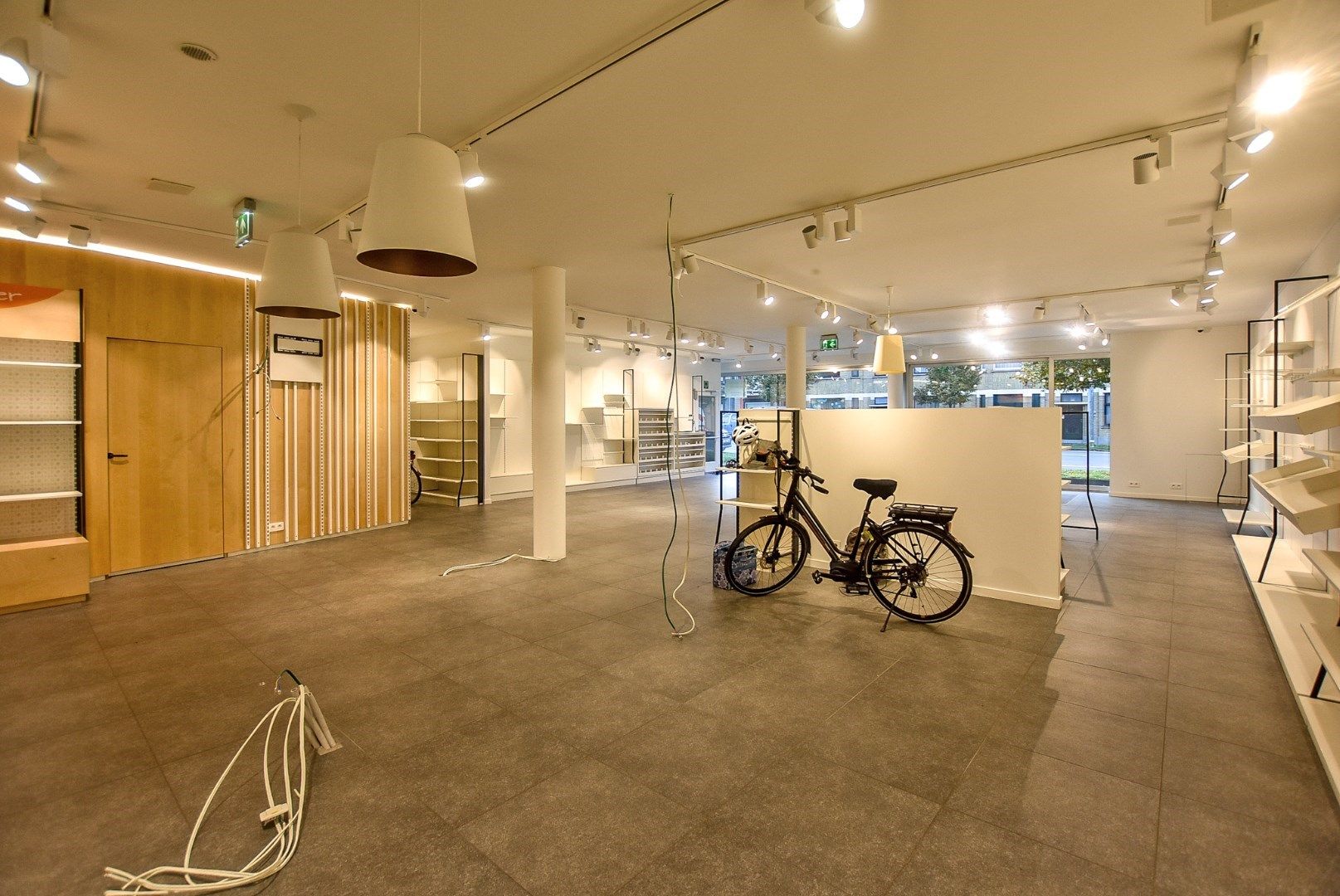 Gerenoveerd ruim handelsgelijkvloers te huur (324m²) in het centrum van Diksmuide.  foto 4