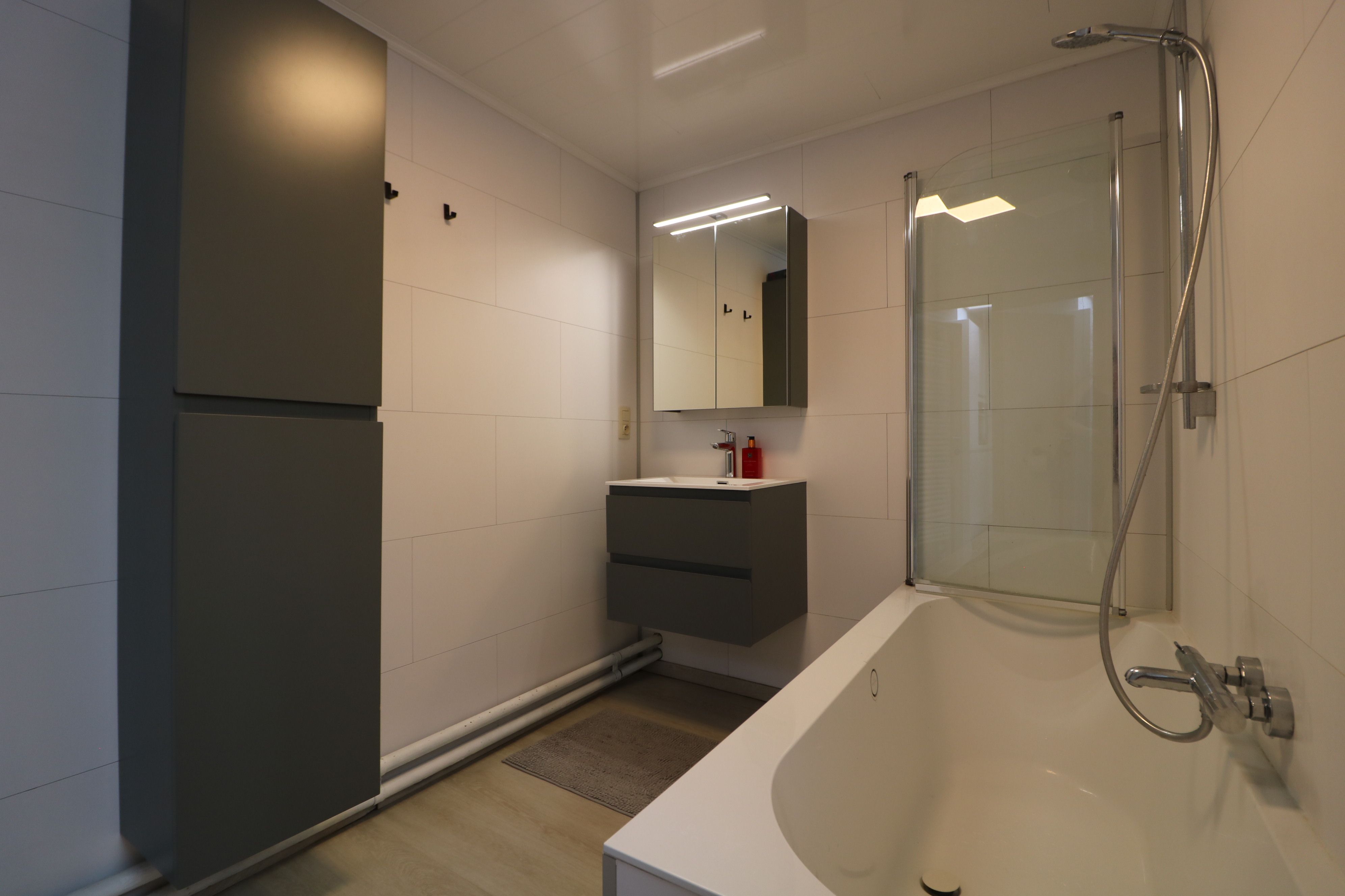 Instapklare woning met 3 slaapkamers en stadstuin, vlakbij centrum, jachthaven en Zeedijk. foto 11