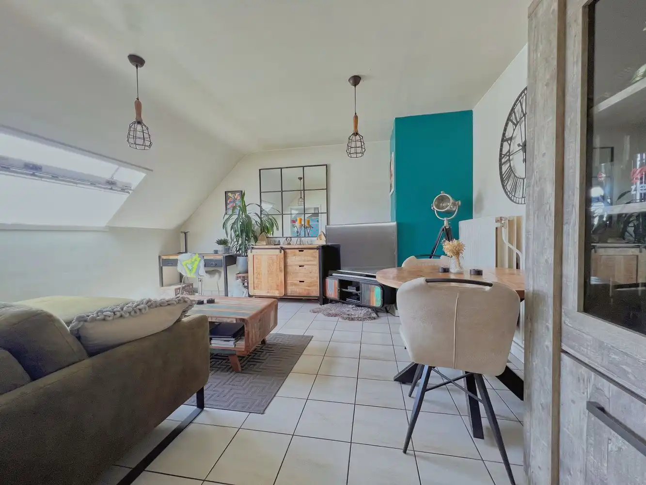 Instapklaar, lichtrijk appartement met balkon + verzicht foto 2