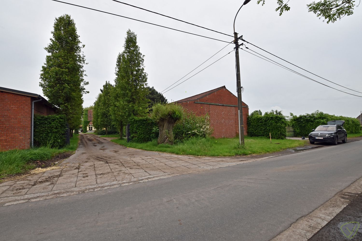 Goed gelegen en makkelijk toegangbare loodsen te huur nabij het centrum van Eeklo! foto 1