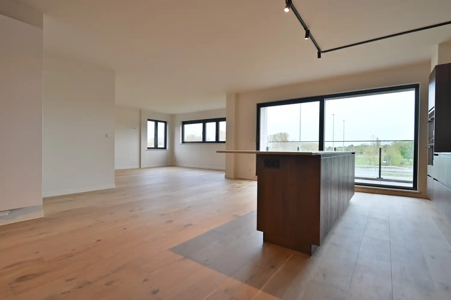 Compleet gerenoveerd appartement van 206 m² met 3 slaapkamers en 2 badkamers, gelegen aan de stadsrand van Hasselt foto 2