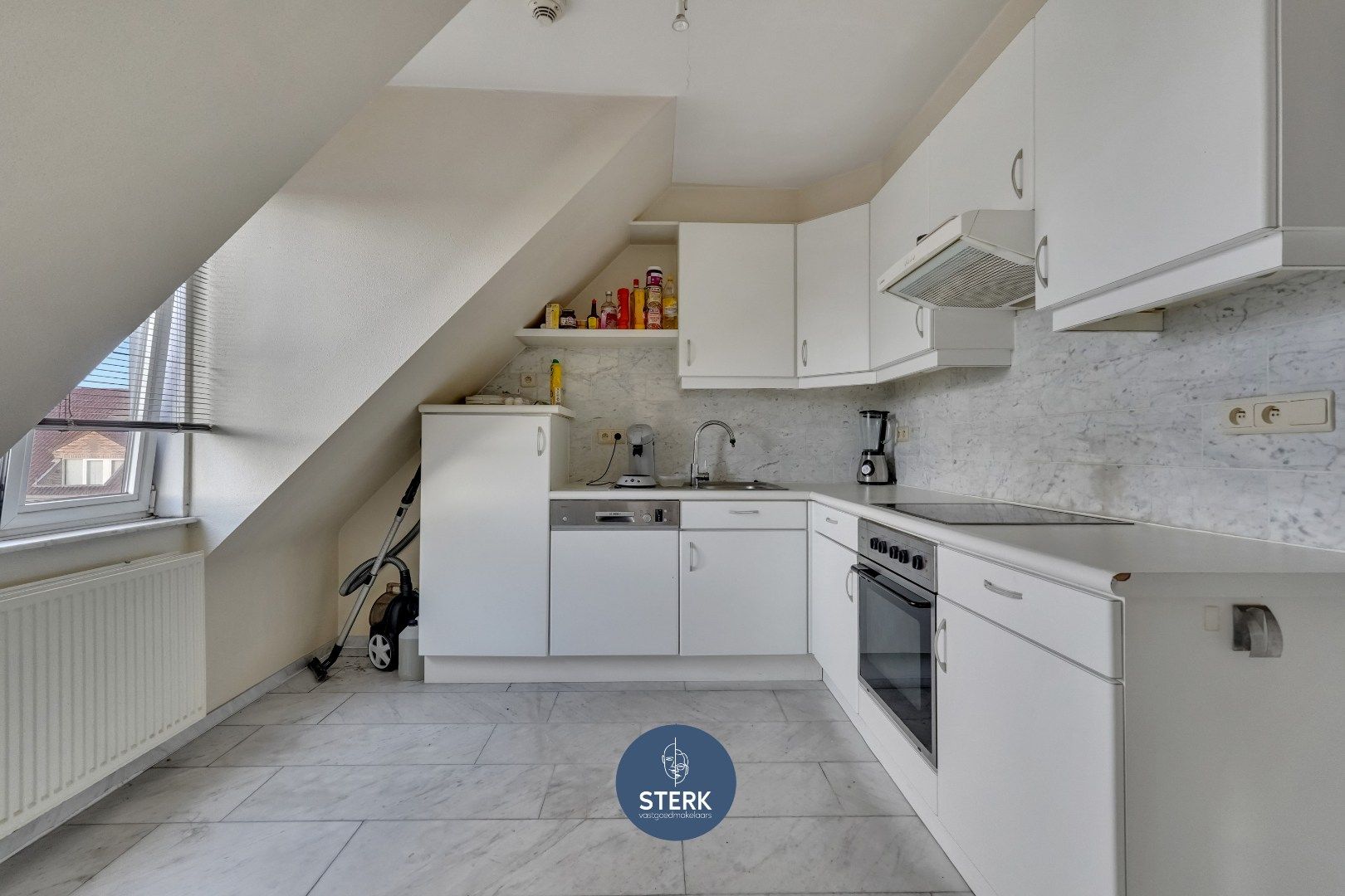 VERHUURD DUPLEX-APPARTEMENT OP EEN GUNSTIGE LOCATIE IN CENTRUM LANAKEN ! foto 10