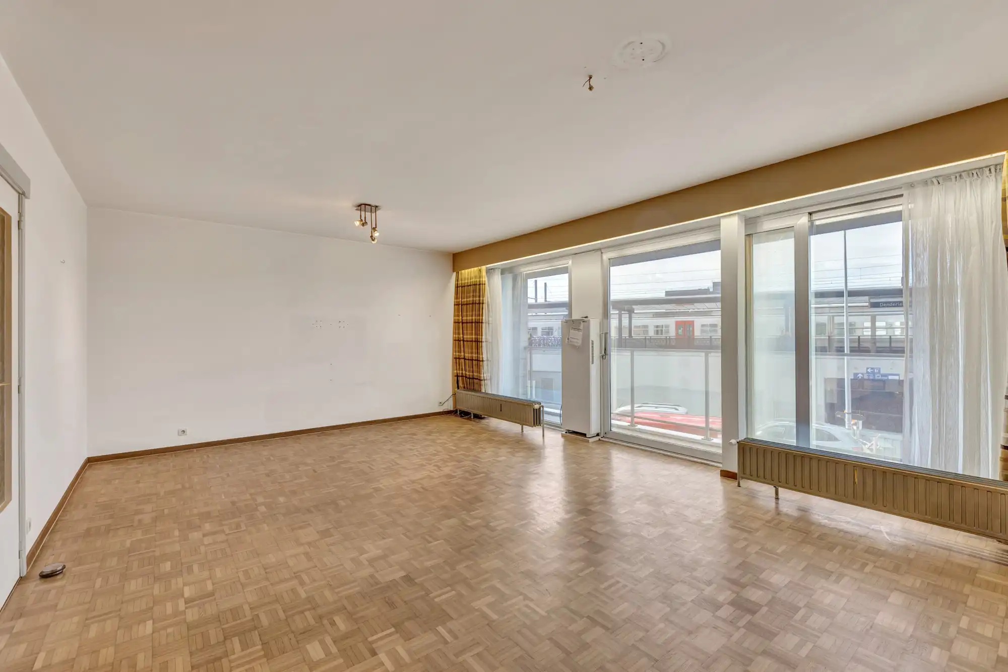 Ruim appartement aan het treinstation te Denderleeuw foto 2