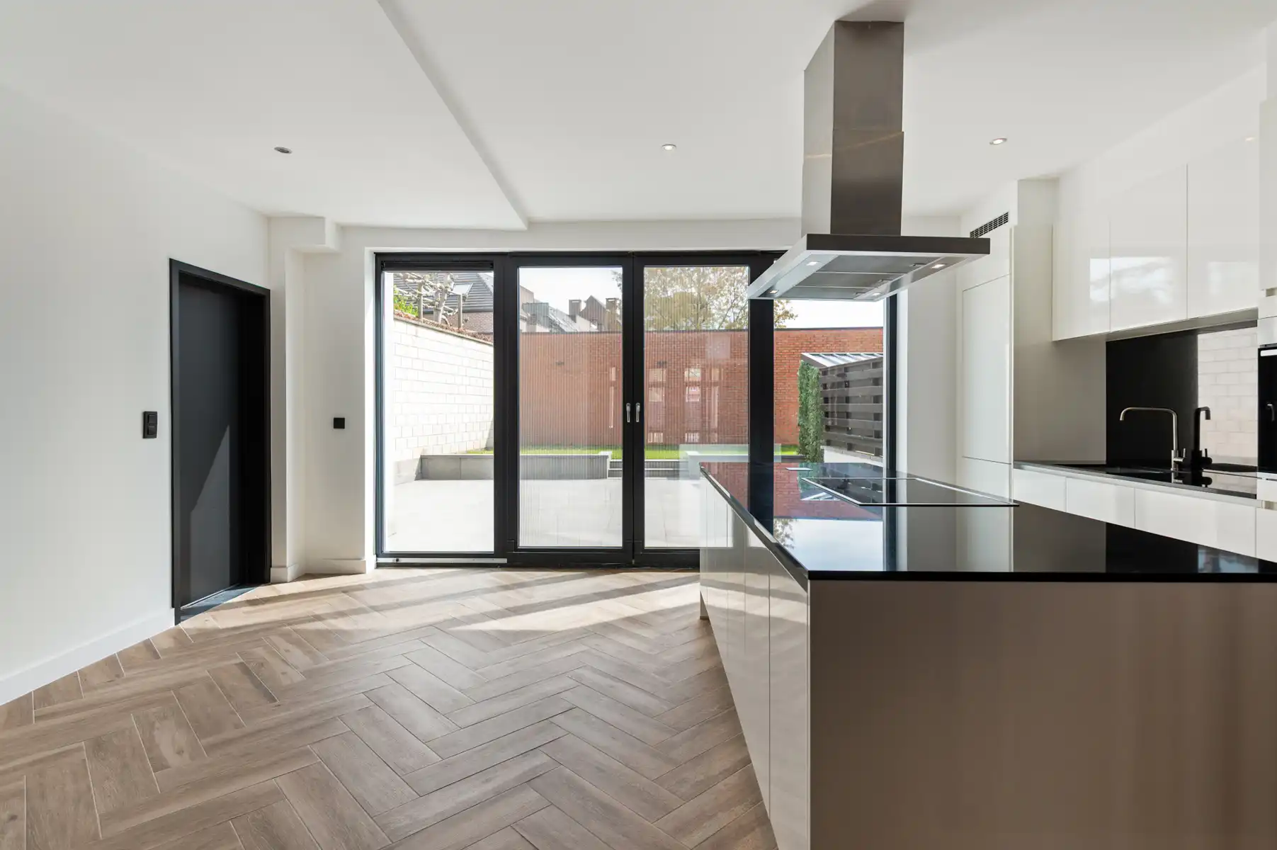 Instapklare gezinswoning met 4 slaapkamers, tuin en garage foto 11